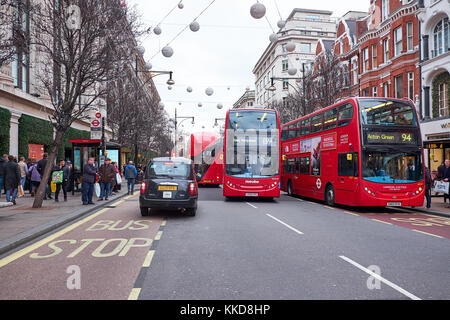 Ville Londres - le 23 décembre 2016 : rue encombrée de red double decker bus, et beaucoup de gens, dans Oxford Street à l'époque de Noël Banque D'Images