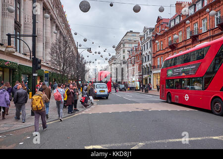 Ville Londres - le 23 décembre 2016 : rue encombrée de red double decker bus, et beaucoup de gens, dans Oxford Street à l'époque de Noël Banque D'Images