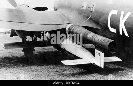 V-1 MISSILE DE CROISIÈRE LANCÉ PAR AIR monté sur un He 111 vers 1944 Banque D'Images