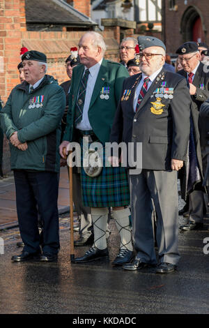 Les anciens combattants britanniques se tiennent devant parade commémorant 50e anniversaire du retrait des troupes d'Aden - par la cathédrale de York North Yorkshire, Angleterre, Royaume-Uni. Banque D'Images