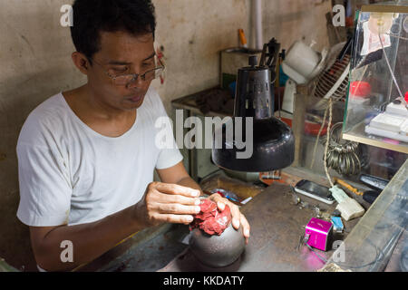 Un joaillier au travail à Phsar Nath Market, Battambang, Cambodge Banque D'Images