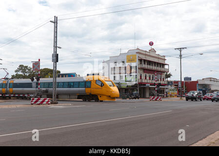 Queensland Rail Travel Train Tilt 'ville de Cairns' arrivant à Bundaberg Queensland Australie Banque D'Images