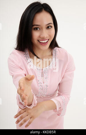 Baju kurung malais femme avec l'accueil au fond blanc Banque D'Images