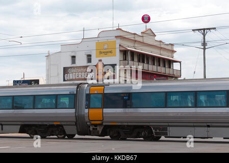 Queensland Rail Travel Train Tilt 'ville de Cairns' arrivant à Bundaberg Queensland Australie Banque D'Images