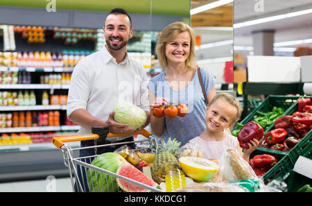 Cheerful family shopping divers légumes frais au supermarché.focus sur la fille Banque D'Images