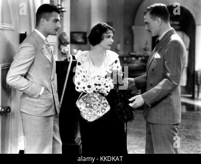 1928 : Norma Talmadge (1893 - 1957) l'héroïne muet américain et Gilbert Roland (1905 - 1994, à gauche ) dans une scène de 'La Femme' contesté, réalisé par Henry King et Sam Taylor pour United Artists. Norma Talmadge (la femme contesté - 1928) Banque D'Images