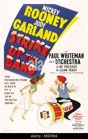 L'image montre une scène du film musical de 1940 'Strike Up the Band'. Il dépeint une performance énergique, avec des acteurs en costumes, mettant en valeur l'atmosphère vibrante du genre musical. Banque D'Images