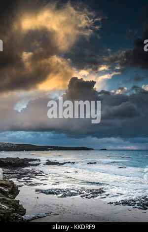 Météo au Royaume-Uni - comme le soleil pose des nuages de pluie lourds et inquiétants Construire sur East Pentire Headland sur la côte nord de Cornwall Banque D'Images