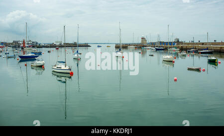 Yachts et bateaux à quai dans le port de Howth, Dublin, Irlande Banque D'Images