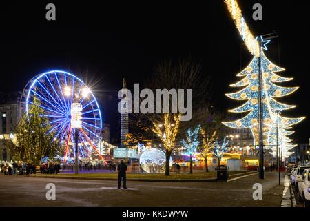 George Square, Glasgow lumières de Noël et attractions foraines Banque D'Images