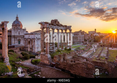 Rome et forum romain à l'automne (automne) sur un lever de soleil magnifique avec de belles couleurs et le lever du soleil Ciel Banque D'Images