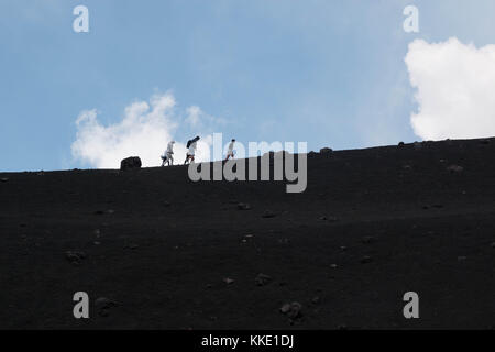 Les touristes en randonnée sur l'etna, en Sicile. Banque D'Images