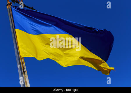 Drapeau de l'Ukraine sur le fond du ciel bleu drapeau de l'ukraine sur fond de ciel bleu. Banque D'Images