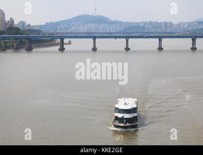 Bateau de croisière sur la rivière Han à Séoul, Corée Banque D'Images