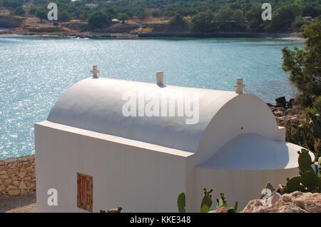 Une petite chapelle sur le front de plage de pondamos emborio sur l'île grecque de Halki. Banque D'Images