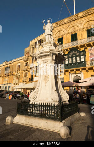 Statue de Saint-Laurent sur la place de la Victoire / Misrah Ir-Rebha / Vittoriosa Square de Birgu / Vittoriosa à Malte. Birgu, Malte. (91) Banque D'Images