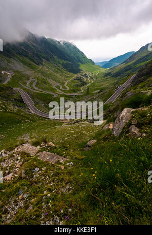 En route Transfagarasan Carpates du sud sur un jour d'été orageux. beau paysage avec le ciel sombre des montagnes de fagaras en Roumanie Banque D'Images