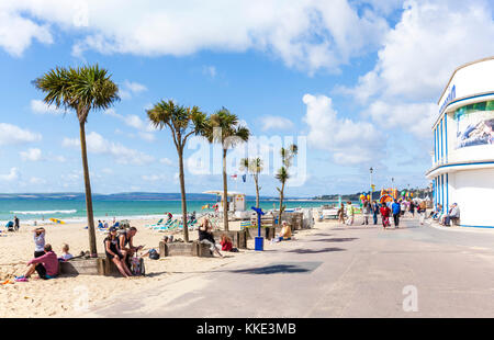 La plage de Bournemouth BOURNEMOUTH Dorset England touristes et des vacanciers sur underciff Oceanarium ouest promenade la plage de Bournemouth BOURNEMOUTH Dorset Banque D'Images