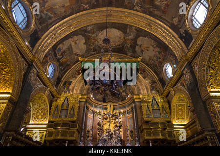 & Baroque décoré plafond (& vert suspendu au-dessus de l'autel du couvert) NEF /'intérieur à l'intérieur de St John's Co-cathédrale. La Valette, Malte Banque D'Images