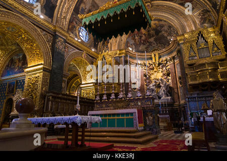 Autel et l'autel dans la nef de l'auvent à l'intérieur / Interior of St John's Co-cathédrale. La Valette, Malte. (91) Banque D'Images