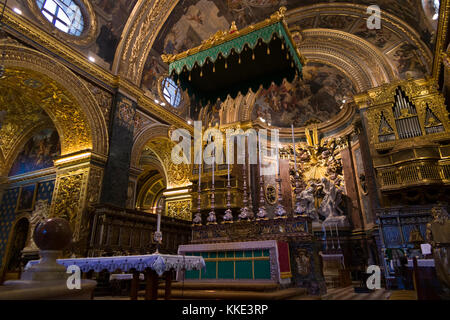 Autel et l'autel dans la nef de l'auvent à l'intérieur / Interior of St John's Co-cathédrale. La Valette, Malte. (91) Banque D'Images