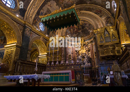 Autel et l'autel dans la nef de l'auvent à l'intérieur / Interior of St John's Co-cathédrale. La Valette, Malte. (91) Banque D'Images