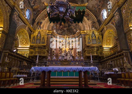 Autel et l'autel dans la nef de l'auvent à l'intérieur / Interior of St John's Co-cathédrale. La Valette, Malte. (91) Banque D'Images