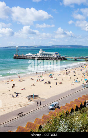 La plage de Bournemouth dorset bournemouth west undercliff la jetée de Bournemouth avec touristes et des vacanciers sur la plage Bournemouth dorset england uk go Banque D'Images