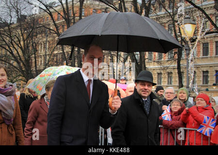 Helsinki, Finlande - le 30 décembre 2017 : le prince William, accompagné avec le maire d'helsinki jan vapaavuori, accueille les gens dans le parc esplanadi au cours de sa v Banque D'Images