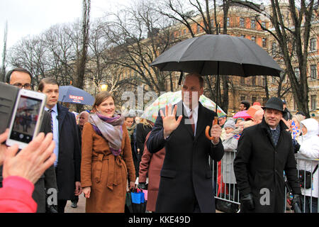 Helsinki, Finlande - le 30 décembre 2017 : le prince William accueille les gens au cours de sa visite à Helsinki, en Finlande. Banque D'Images