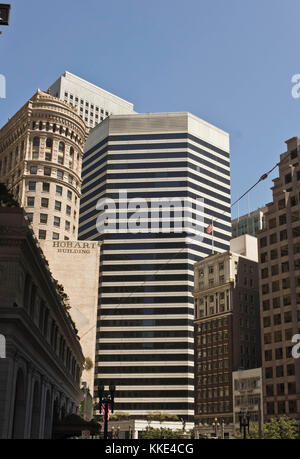 SAN FRANCISCO, USA - Aug 12 2013 : 595 Market Street dans le quartier des gratte-ciel de San Francisco, avec Hobart et d'autres bâtiments autour, Ca Banque D'Images