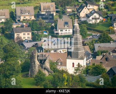 Château d'Eversberg, église évangéliste Saint-Jean, vue sur Eversberg avec des nuages, le plus ancien village à colombages de Sauerland, Meschede, Sauerland, Hochsauer Banque D'Images