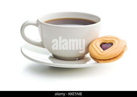 Sweet jelly cookies et café tasse isolé sur fond blanc. Banque D'Images