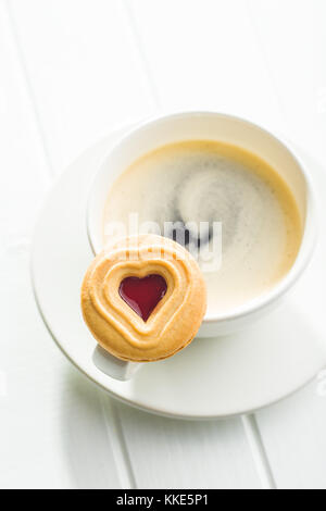 Sweet jelly cookies et tasse de café sur la table. Banque D'Images