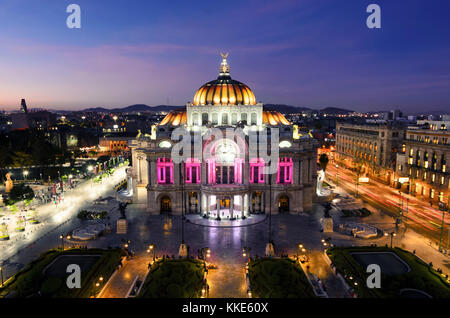 Palacio de Bellas Artes à rosâtre dernier coucher du soleil avec des rayons de lumière sur l'éclairage Banque D'Images