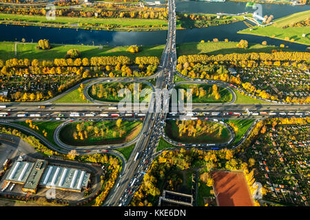 Autobahnkreuz Kleeblatt, A40 et A59 à l'heure de la route, embouteillages sur l'A40 près de Duisburg, jardins d'allotement, association d'allotissement KGV Neuland, Kleinga Banque D'Images