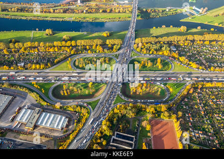 Autobahnkreuz Kleeblatt, A40 et A59 à l'heure de la route, embouteillages sur l'A40 près de Duisburg, jardins d'allotement, association d'allotissement KGV Neuland, Kleinga Banque D'Images