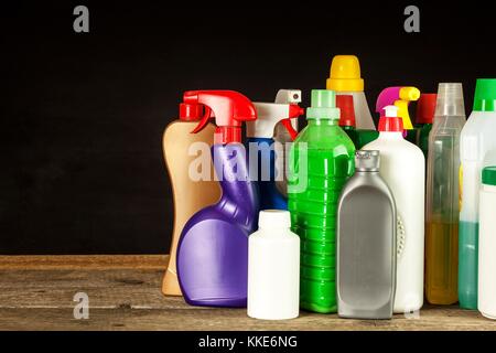 Les nettoyants ménagers. détergent. vente de produits chimiques de nettoyage dans la chambre. Banque D'Images