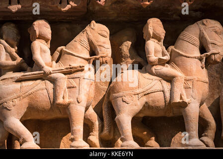 Close up sculpture sur pierre militaire à lakshman temple Banque D'Images