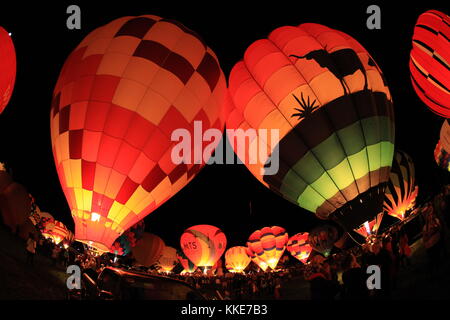 Montgolfières sont illuminés de nuit au cours de l'Albuquerque International Balloon Fiesta night glow événement au Balloon Fiesta Park 1 octobre 2016 à Albuquerque, Nouveau Mexique. (Photo de Patrick Rogers par planetpix) Banque D'Images