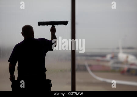 Nettoyant pour vitres laver les vitres à l'aéroport de Manchester le Terminal 2 Banque D'Images