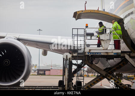 Singapore Airlines Airbus A350 cargo fret chargement en soute à l'aéroport de Manchester Banque D'Images
