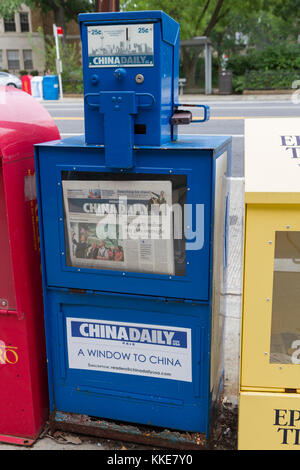 Un journal quotidien de la Chine distributeur automatique, une vue tout à fait commun à Washington DC, United States. Banque D'Images