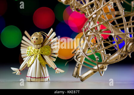 Une cérémonie d'étoile de Noël sur une table en bois. Les décorations de Noël sur fond de lumières de Noël.fond noir Banque D'Images