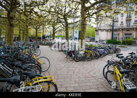 Gand, Belgique - 16 Avril 2017 : les vélos dans le parking à Gand, Belgique Banque D'Images