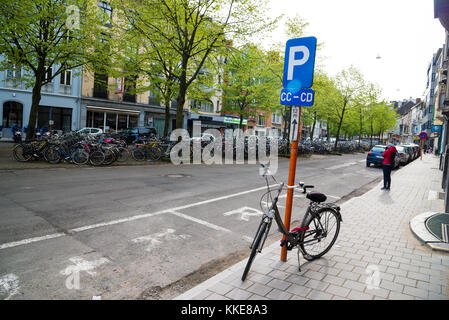 Gand, Belgique - 16 Avril 2017 : les vélos dans le parking à Gand, Belgique Banque D'Images