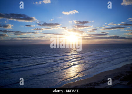 Coucher du soleil tropical sur une plage tranquille en Floride, USA avec le soleil couchant d'un chemin à travers le coean Banque D'Images