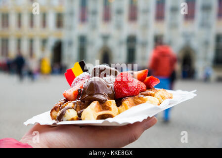 Dessert traditionnel belge - gaufre avec Fraise et crème sur l'arrière-plan de Brugge, Belgique Banque D'Images