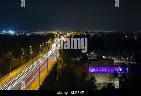 Vue sur l'avenue du chemin de fer et l'usine de réel dans la nuit dans la ville d'Elche. longue exposition avec cadrage horizontal. Banque D'Images