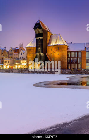 Paysage d'hiver de la rivière motlawa crane et vieux port de Gdansk dans la nuit, la Pologne, l'Europe. Banque D'Images